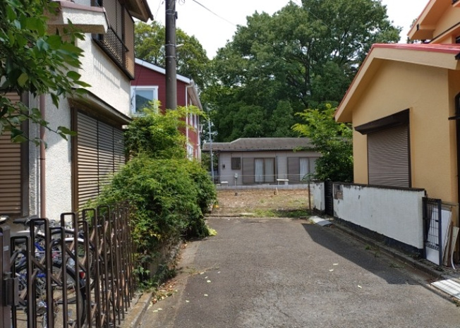 【前面道路含む現地写真】 | お持ちの車種によっては前面道路が広い方が便利でしょう。しかし、前面道路が広ければその分交通量が多くなるため、騒音などが気になる場合があります。実際に現地を見学し、周辺交通量や騒音などを確認しましょう！