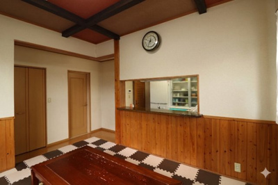 【居間・リビング】 | 真岡市久下田西4LDK中古住宅 | 対面キッチンですので家族との会話が聞こえる距離で料理が出来ますね！
※一部写真が見やすいように家具等を消しています。