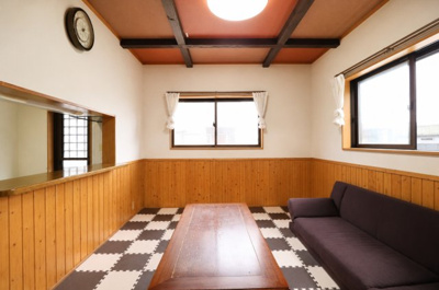 【居間・リビング】 | 真岡市久下田西4LDK中古住宅 | 腰板が貼られた居間は部屋を演出し、汚れからも守ります！
※一部写真が見やすいように家具等を消しています。