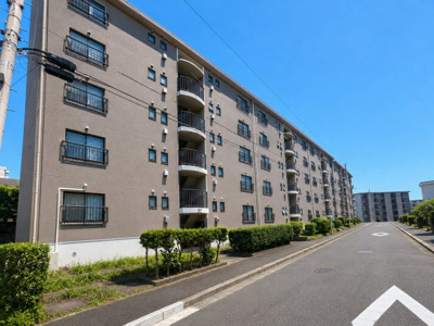 【外観】 | 戸塚芙蓉ハイツC4号棟　フルリフォーム済み/広々3LDK/南向き角部屋/バルコニー2か所 | ◆管理体制良好なマンションです。清潔感のあるエントランスに開放感のある住環境。