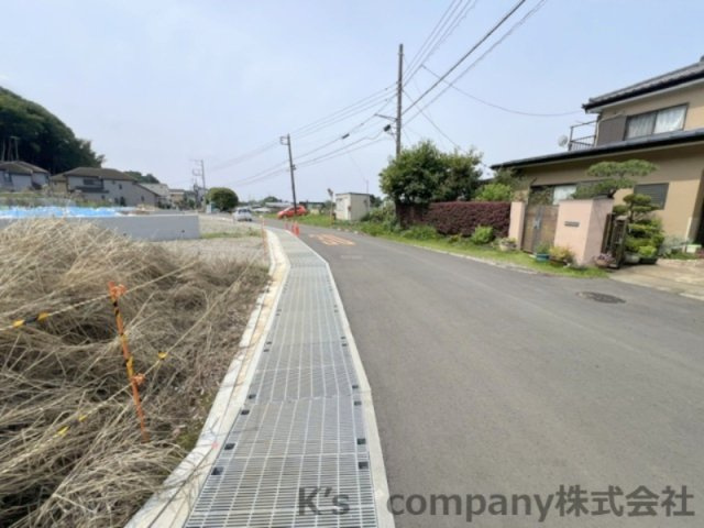 藤沢市用田　建築条件なし　売地　7号地の前面道路含む現地写真|前面道路は交通量が少なく静かです◇