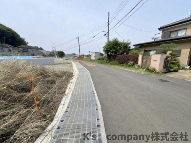 藤沢市用田　建築条件なし　売地　8号地の前面道路含む現地写真|前面道路は交通量が少なく静かです◇