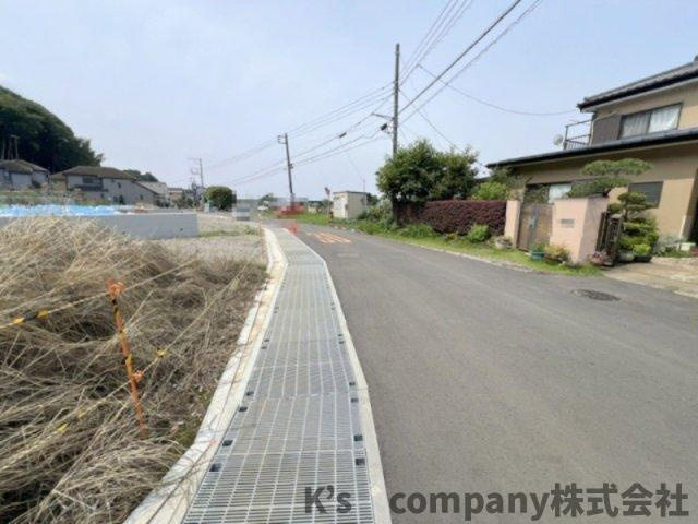 藤沢市用田　建築条件なし　売地　9号地の前面道路含む現地写真|前面道路は交通量が少なく静かです◇