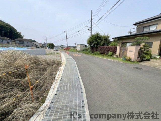 藤沢市用田　建築条件なし　売地　10号地の前面道路含む現地写真|前面道路は交通量が少なく静かです◇