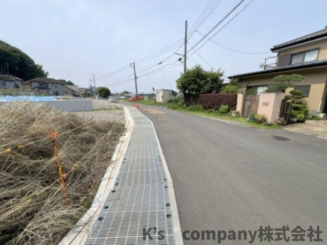 藤沢市用田　建築条件なし　売地　11号地の前面道路含む現地写真|前面道路は交通量が少なく静かです◇
