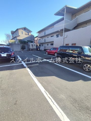 リヴァージュ北島の駐車場