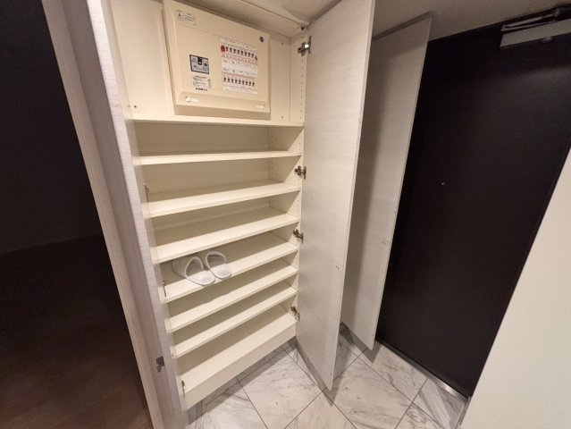 上質なタイル仕上げで高級感漂う玄関スペースです。大型ミラーが空間をより広く明るく見せ、お出かけ前の身だしなみチェックにも最適。大容量の収納も備え、すっきりとした住まいを実現します。