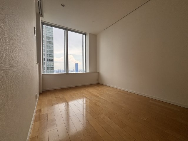 南東向きの窓から柔らかな光が差し込む7.4帖の主寝室です。落ち着いた空間が日々の疲れを癒します。開放感のある眺望と明るさに包まれ、朝の目覚めも心地よいプライベート空間です。