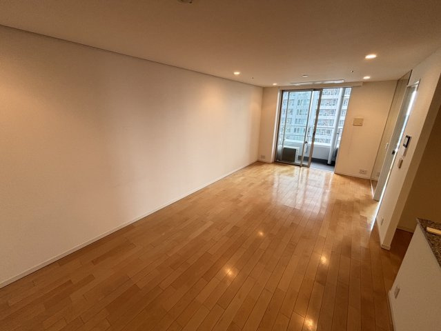 開放感あふれる14.1帖のリビングです。すっきりとした空間は家具のレイアウトも自由自在。ダウンライトが温かい雰囲気を演出し、ゆったりとした寛ぎの時間を叶えます。