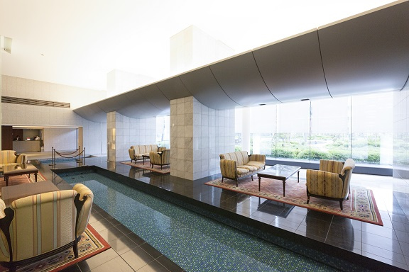 THE TOKYO TOWERS SEA TOWER 3階のロビー
天井が高く吹き抜けた開放的な空間です。
カフェが営業中