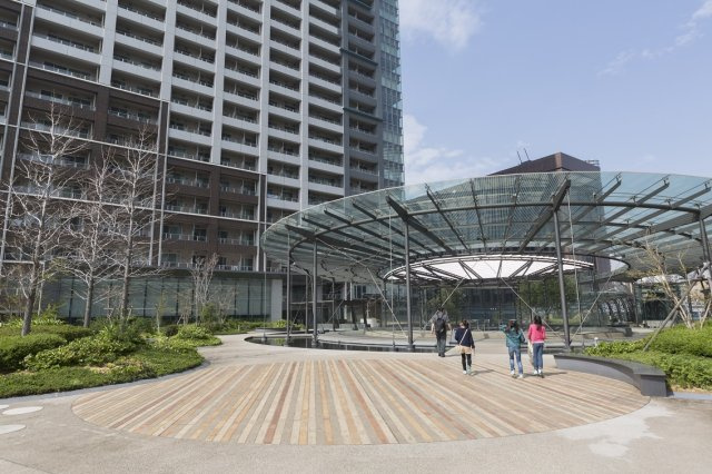 建物敷地が広く、共用部のジム、プールはシーサイドアネックスと呼ばれる別建物にございます。