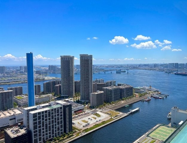 抜けるような青空と東京湾を望む、圧倒的な開放感。南東向きの角住戸ならではの明るい光が差し込み、夜にはレインボーブリッジが煌めく贅沢なパノラマビューが広がります。