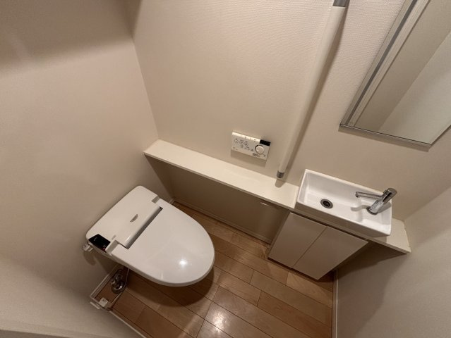 清潔感あふれるトイレ空間。独立した手洗いカウンターを完備しており、機能的で使い勝手の良い設えとなっております。温水洗浄便座付きで、日々の暮らしに心地よさを提供します。
