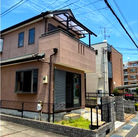 伊丹市中野北3丁目の外観|プライバシー＆防犯面・独立性を高める玄関ポーチ付 
