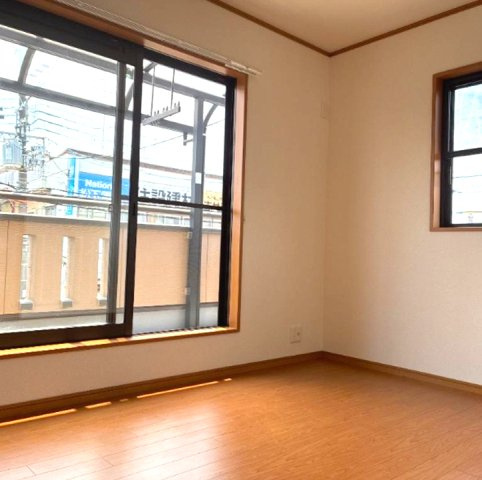 伊丹市中野北3丁目の洋室|2階　北側洋室
大きな窓からたっぷりの日差しが降り注ぐ明るい室内です。