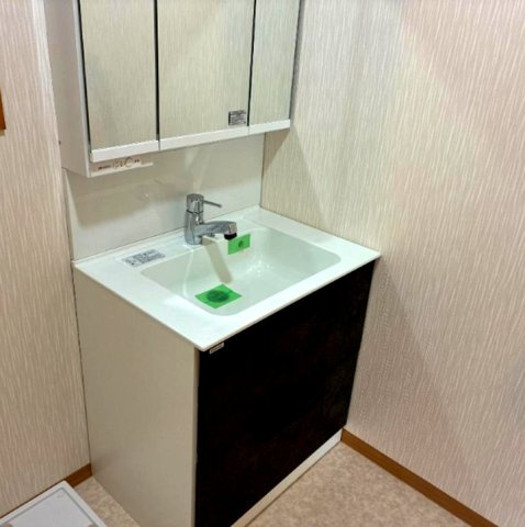 伊丹市中野北3丁目の独立洗面台|ゆとりの洗面スペースで朝の身支度も快適スムーズに。３面鏡で髪のセットやお化粧もストレスなくこなせ、朝から気分良く通勤通学に向かえそうですね！鏡の裏にはたっぷりと収納スペースを標準装備！
