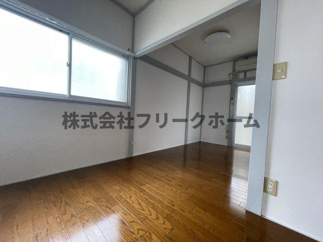 小金井市前原町４丁目のアパートの居間・リビング