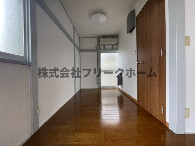 小金井市前原町４丁目のアパートの居間・リビング