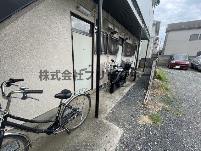 小金井市前原町４丁目のアパートのエントランス