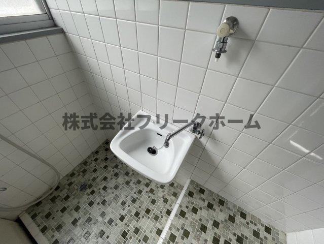 小金井市前原町４丁目のアパートの洗面所