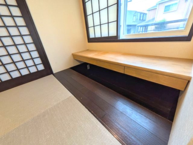 貝塚市東山１丁目戸建の和室|カウンター部分です。LDK隣の和室が窓側にカウンターと足を下せるスペースがあります。そのスペースには蓋がありますので、蓋をすればその分のスペースも広く使えます。