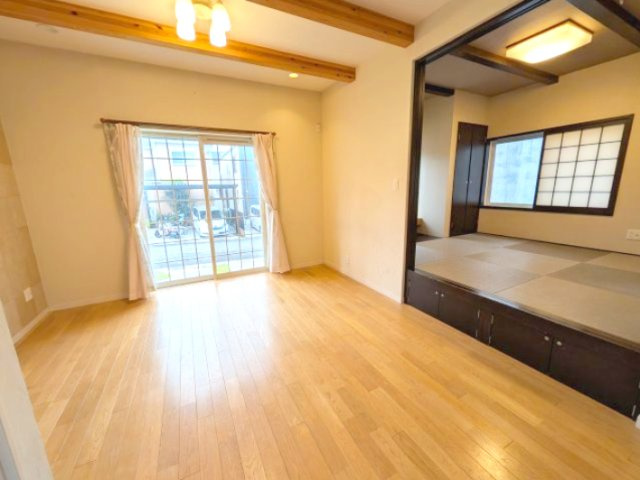 貝塚市東山１丁目戸建の居間・リビング|小上がりの和室をフローリングにしてリビングとフラットにリフォームする場合、一部柱が残ります。見て頂くと素敵な和室なので、どちらにされるか？ご検討ください。
