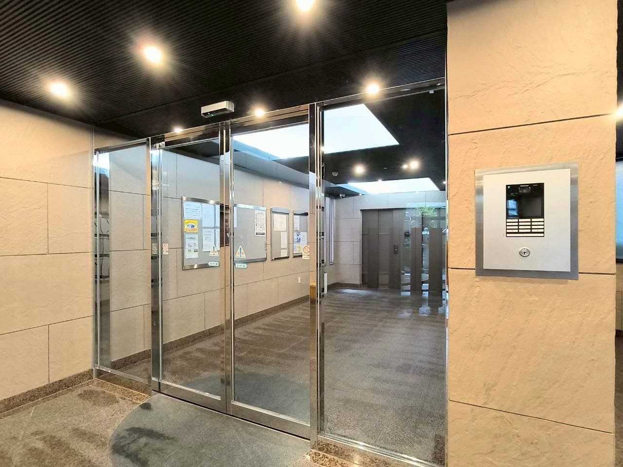 プラセシオン茶屋ヶ坂公園のエントランス|オートロック機能付きのマンションです。