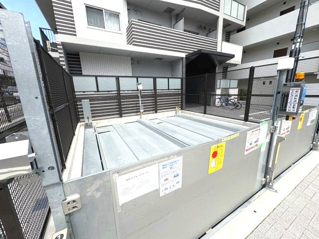 アプリーレ三宮イーストの駐車場