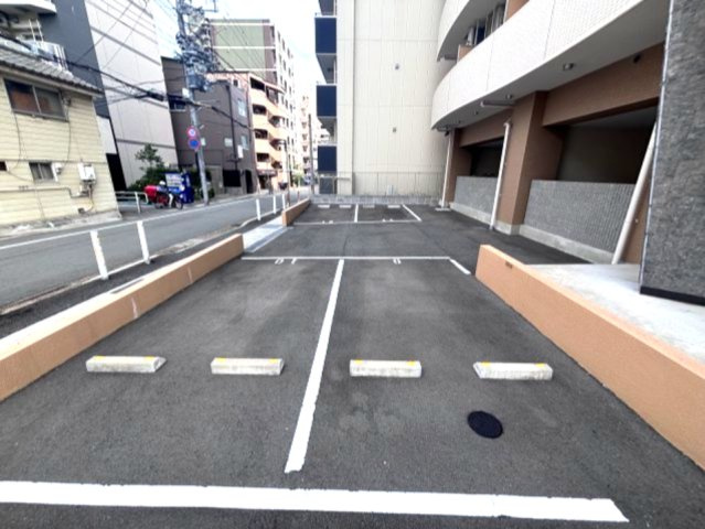 セレニテ三宮プリエの駐車場