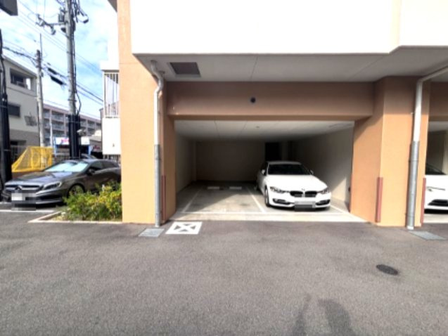 セレニテ三宮プリエの駐車場