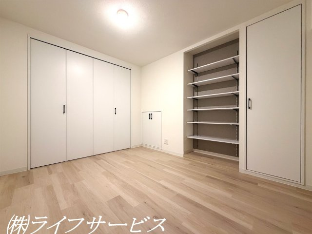 【洋室】 | エバーグリーン淀川２号館 | サービスルーム／収納豊富！クローゼット＆収納棚＆物入２カ所！