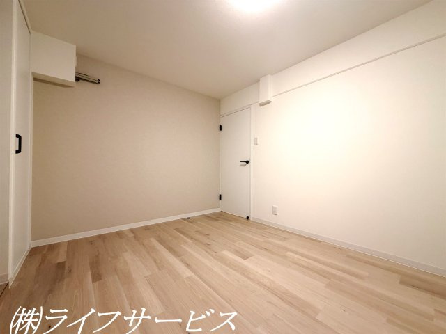 【洋室】 | エバーグリーン淀川２号館 | サービスルーム／収納豊富！クローゼット＆収納棚＆物入２カ所！