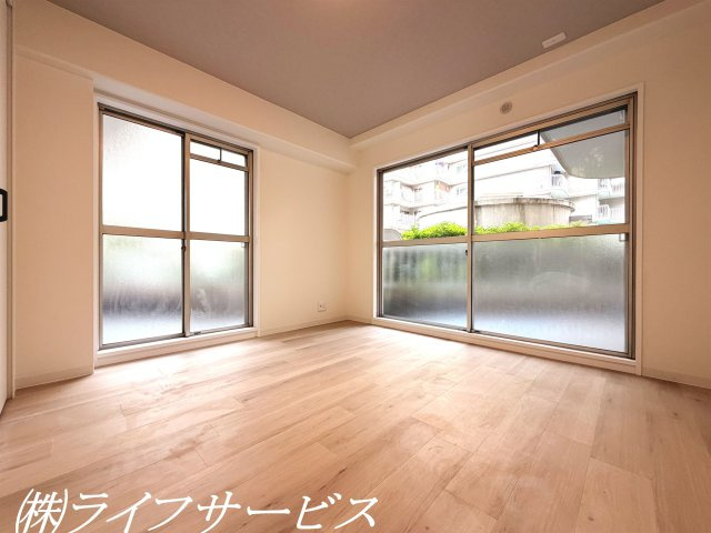 【洋室】 | エバーグリーン淀川２号館 | バルコニー側洋室(２)／クローゼット有
