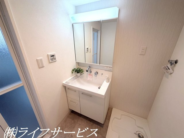 【洗面所】 | エバーグリーン淀川２号館 | 三面鏡タイプのシャワー付洗面化粧台