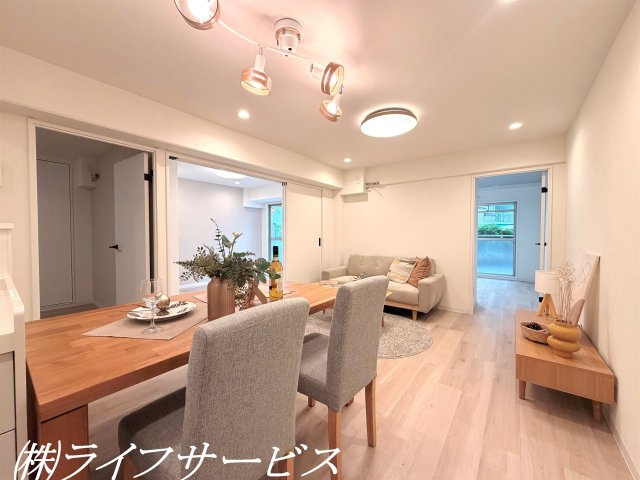 【居間・リビング】 | エバーグリーン淀川２号館 | リビングルーム／ペットと一緒に暮らせるお部屋です！１階につき足音を気にせずに過ごせます！