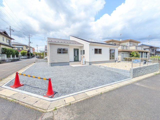 第2　石岡市茨城　新築戸建ての外観|駐車は5台以上可能です♪
現地案内会開催中です！ 平日のご見学も可能です。 お気軽にお問い合わせください♪ 【リアライズ不動産】 0297-86-8370まで♪