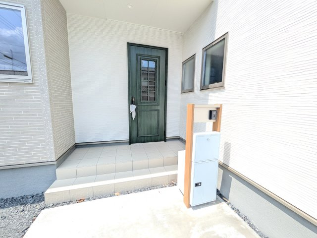 第2　石岡市茨城　新築戸建ての玄関|お洒落な玄関ドアと洗練された外壁デザイン。家の顔にふさわしい上質な佇まいで、ご家族やお客様を迎えます。