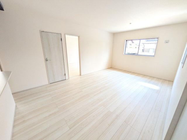 第2　石岡市茨城　新築戸建ての居間・リビング|家族の会話が自然と弾む、広々としたゆとりのLDK。南向きの窓からたっぷりの光が射し込む明るく快適な空間です。
