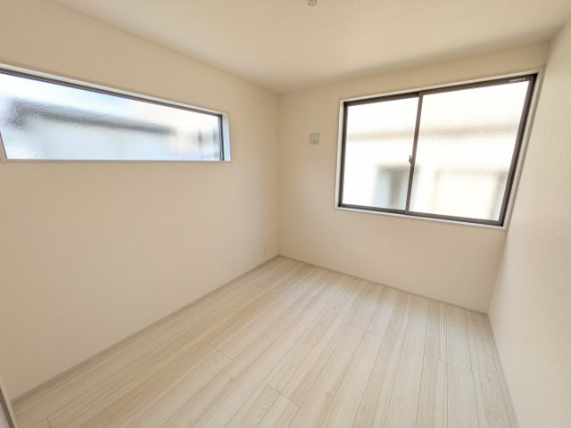 第2　石岡市茨城　新築戸建ての収納|たっぷり収納と明るい窓で、片付けも気持ち良くできる洋室。
お子様の「自分の部屋が欲しい」という夢を叶えます。