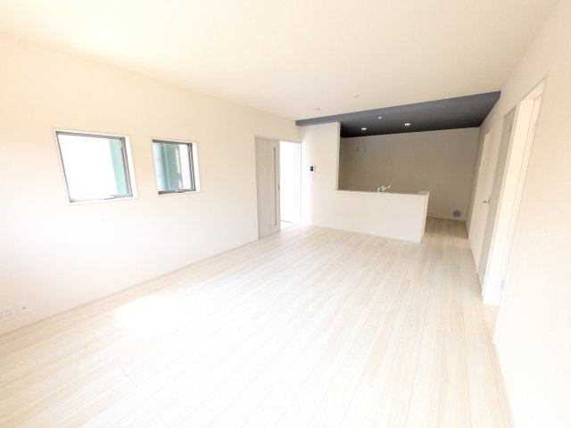 第2　石岡市茨城　新築戸建ての居間・リビング|南向きで陽当たり良好の広々としたリビングです♪
家具が配置されているので実際の生活のイメージが持てます！