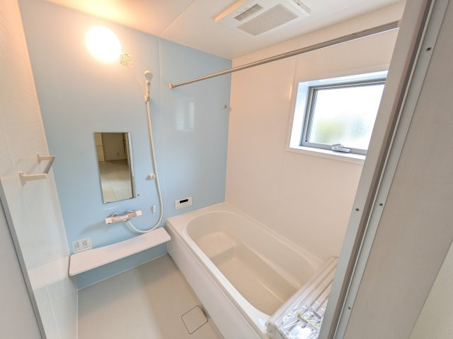 第2　石岡市茨城　新築戸建ての独立洗面台|1坪タイプのゆったりとしたバスルームは浴室暖房換気乾燥機付きで、どんな季節でも快適なバスタイムを満喫出来ます♪
窓付きで明るく開放的なところも良いですね！
