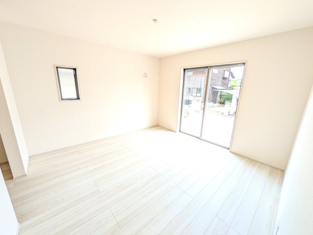 第2　石岡市茨城　新築戸建ての洋室|たっぷりの陽光と心地よい風が入る２面採光。
毎朝、爽やかな目覚めをサポートする、快適なベッドルームです。