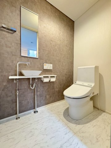 北27条東21丁目戸建のトイレ|手洗い場が完備されたお手洗い