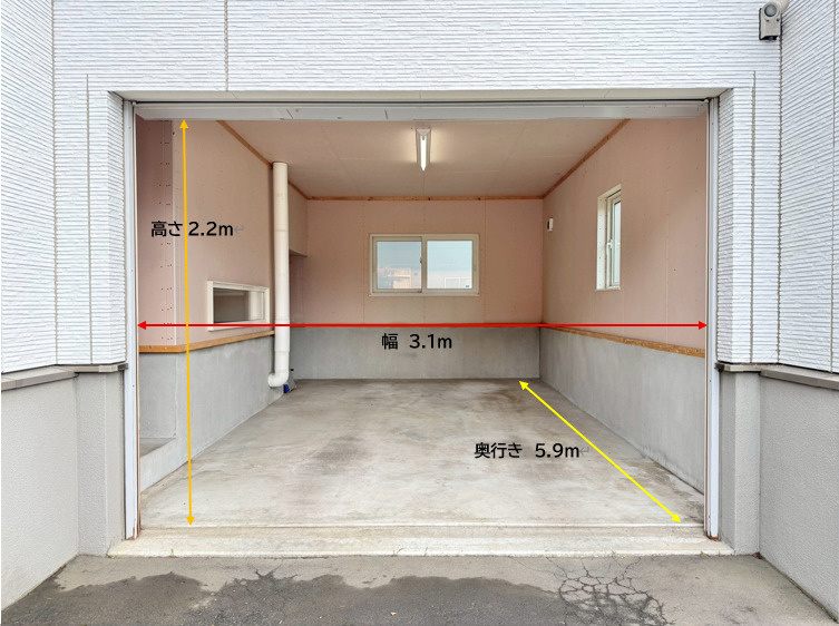 北27条東21丁目戸建の駐車場|ミニバンも駐車可能な車庫（玄関との行き来が可能です）