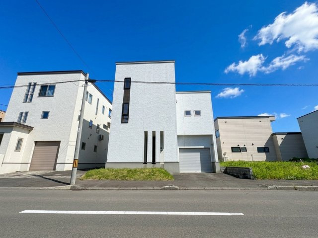 北27条東21丁目戸建の外観|ホーム企画センター旧施工の注文住宅。玄関はプライバシーが確保された目隠し施工がされており、大切なお車を守る電動組み込み車庫つきの使い勝手のよい住宅。