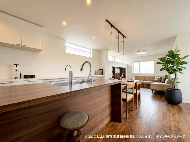 北27条東21丁目戸建の居間・リビング|約２３帖のＬＤＫは４面採光の取れた明るい空間。無垢材を使用したフローリングは、ご生活とともに歴史を刻んでいきます。