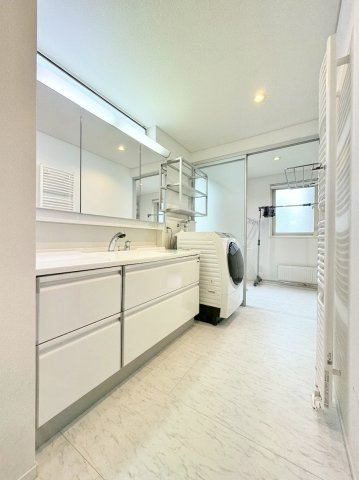 北27条東21丁目戸建の独立洗面台|２ＷＡＹ動線が使い勝手のよい洗面スペース