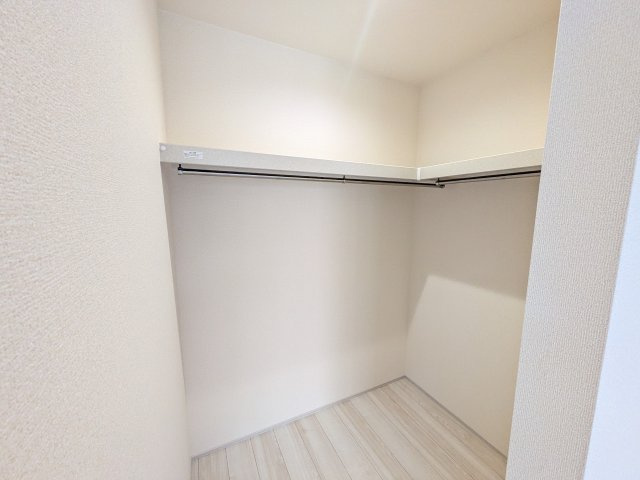 石岡市府中　2期　新築戸建ての収納|衣類や季節ものバッグ、帽子などの小物もまとめて収納できる広々としたウォークインクローゼット♪