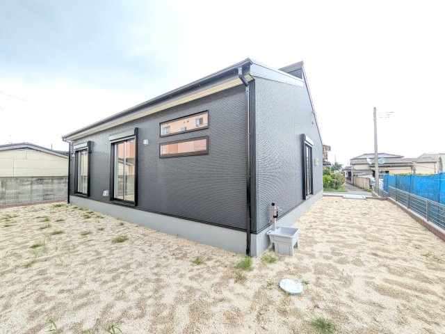 石岡市府中　2期　新築戸建ての外観|現地完成済で建物も駐車場やお庭も全てご覧いただけます。
ご自身の目で街並みや敷地の広さ、陽当たりをご確認ください。