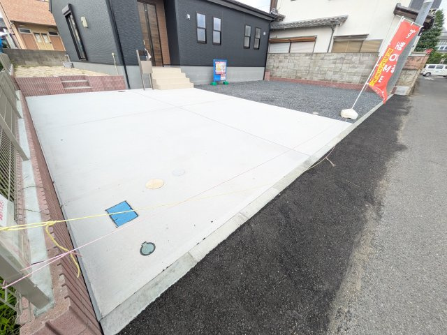石岡市府中　2期　新築戸建ての駐車場|駐車は5台以上可能です♪
現地案内会開催中です！ 平日のご見学も可能です。 お気軽にお問い合わせください♪ 【リアライズ不動産】 0297-86-8370まで♪